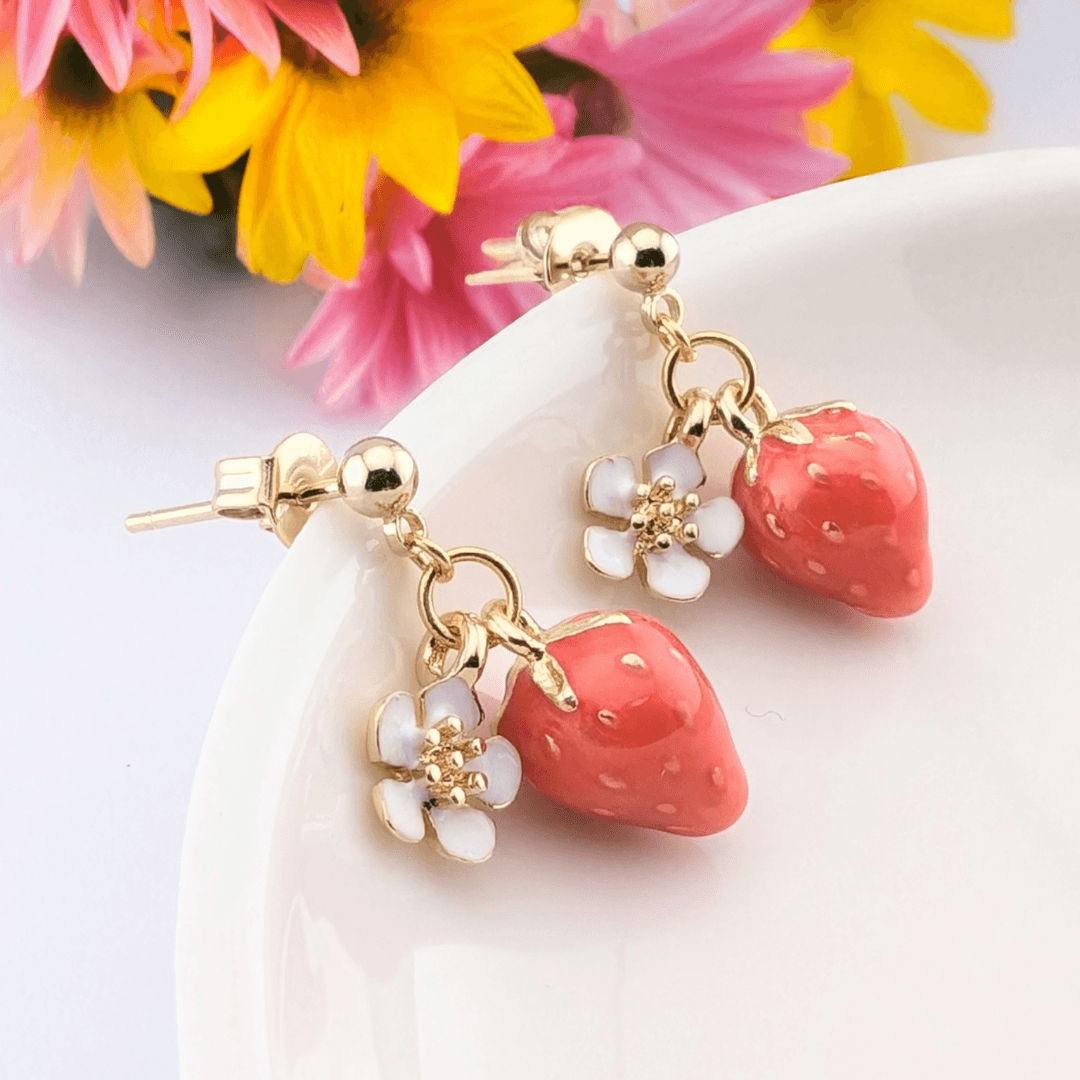 ふんわり春いちごと白いお花のピアス1枚目の画像