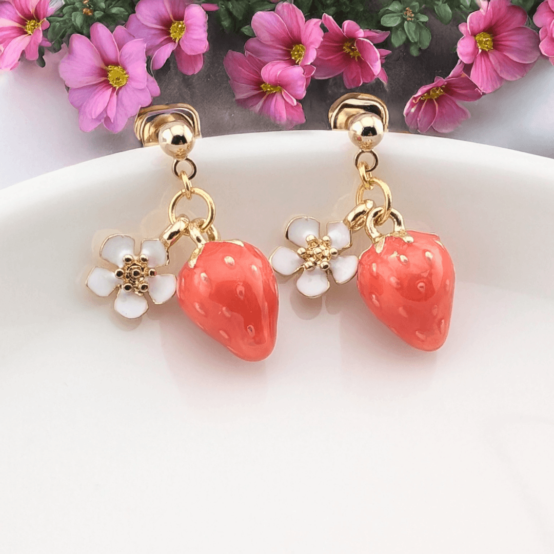 ふんわり春いちごと白いお花のピアス | 2枚目