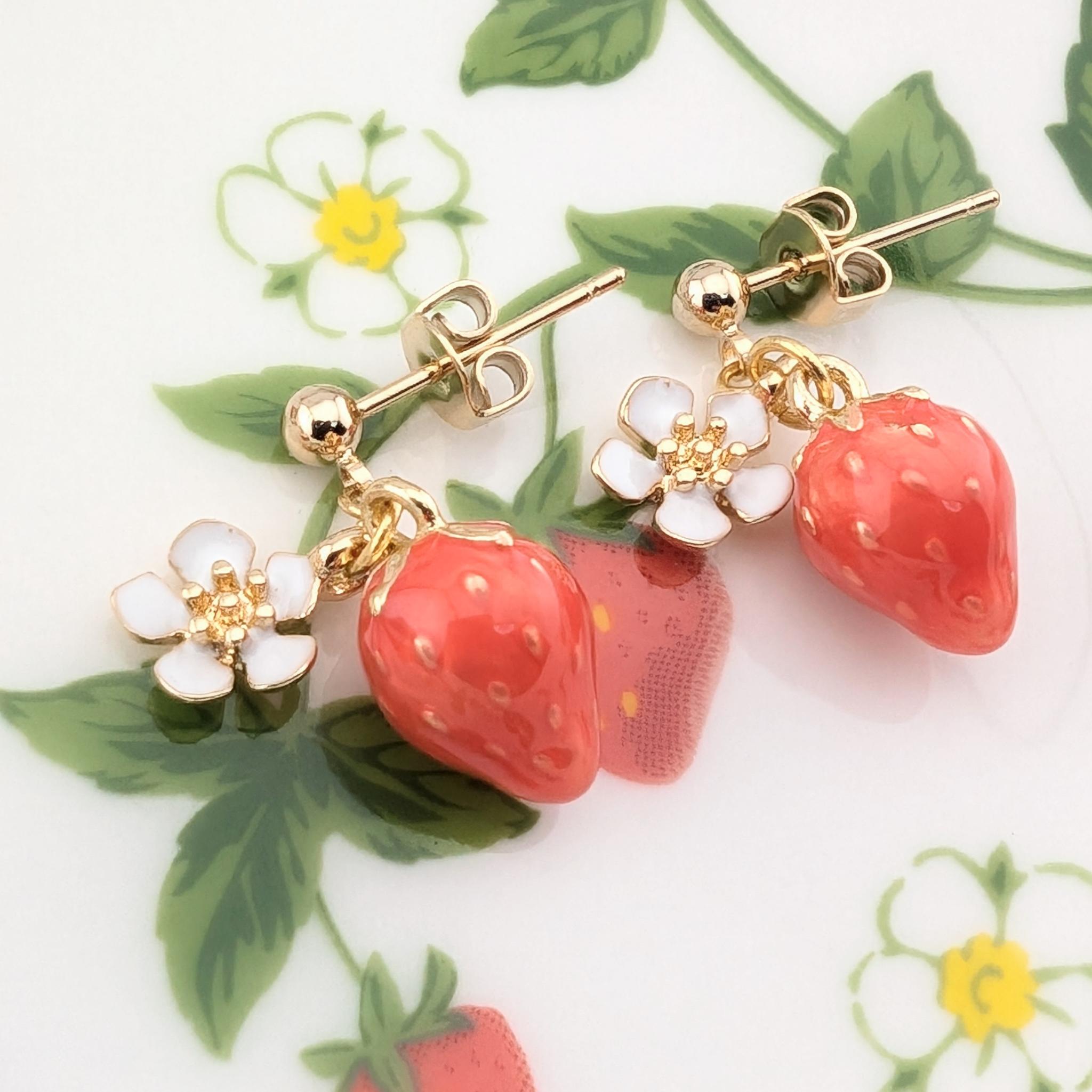 ふんわり春いちごと白いお花のピアス | 3枚目