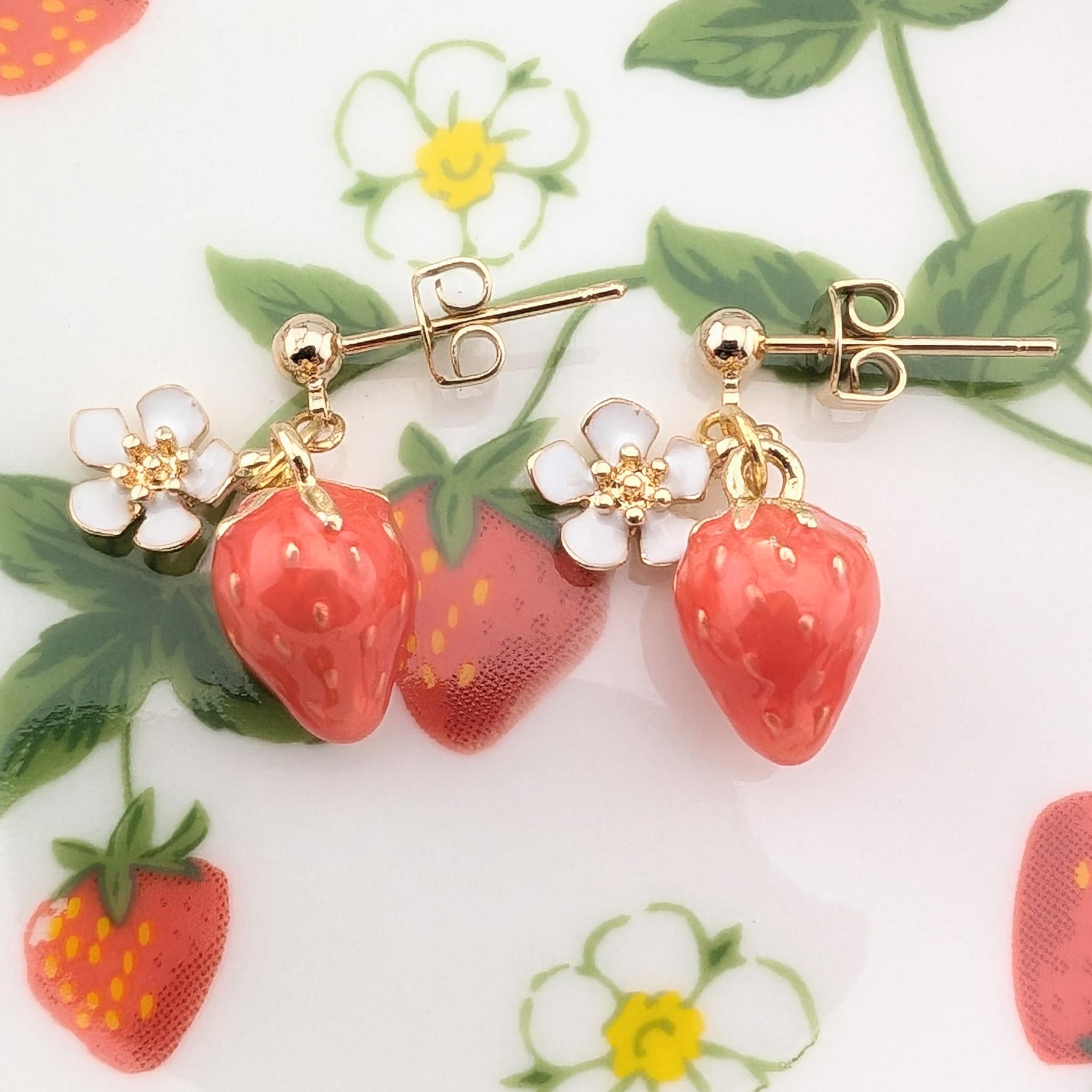 ふんわり春いちごと白いお花のピアス | 4枚目