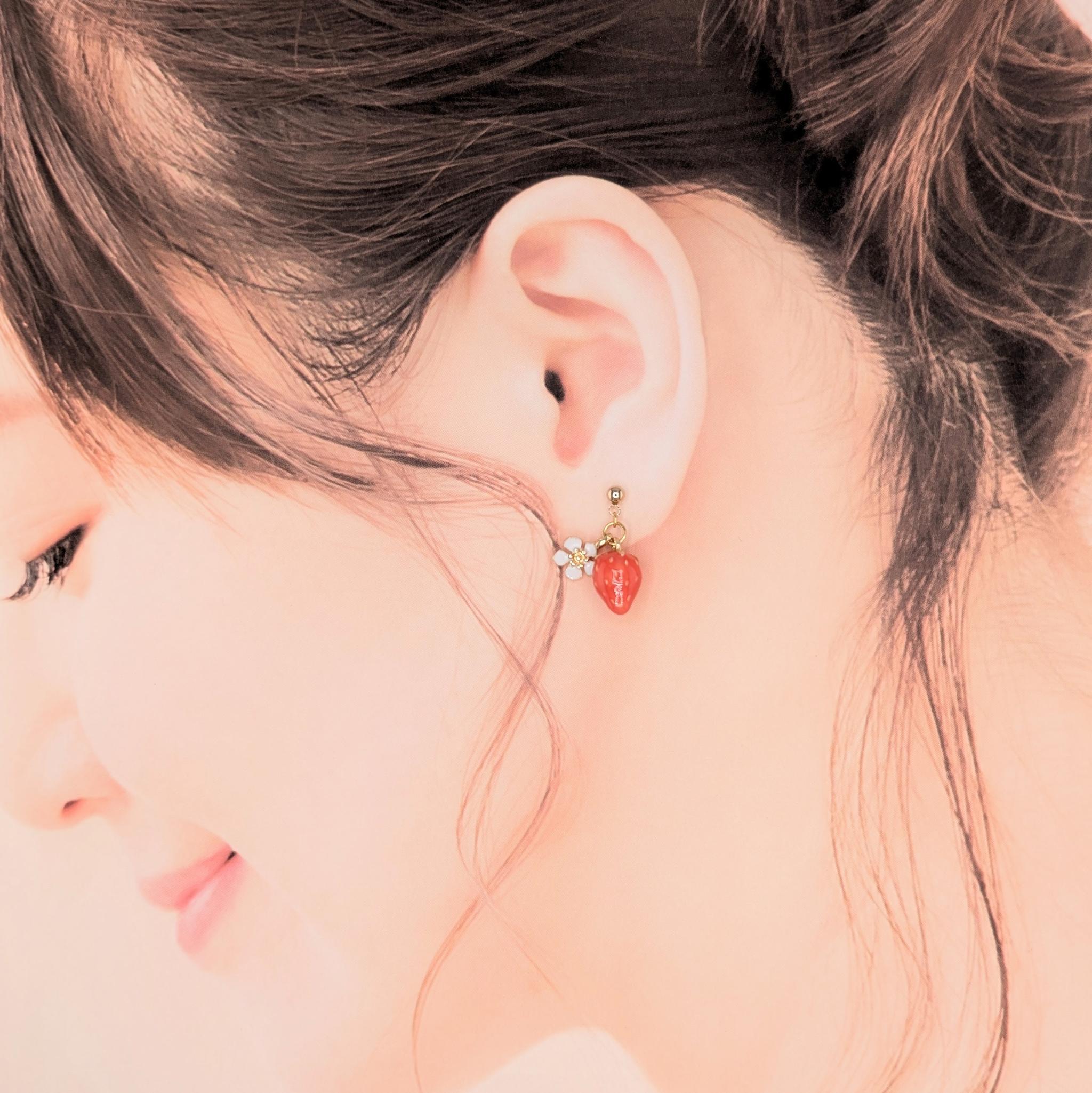 ふんわり春いちごと白いお花のピアス | 6枚目