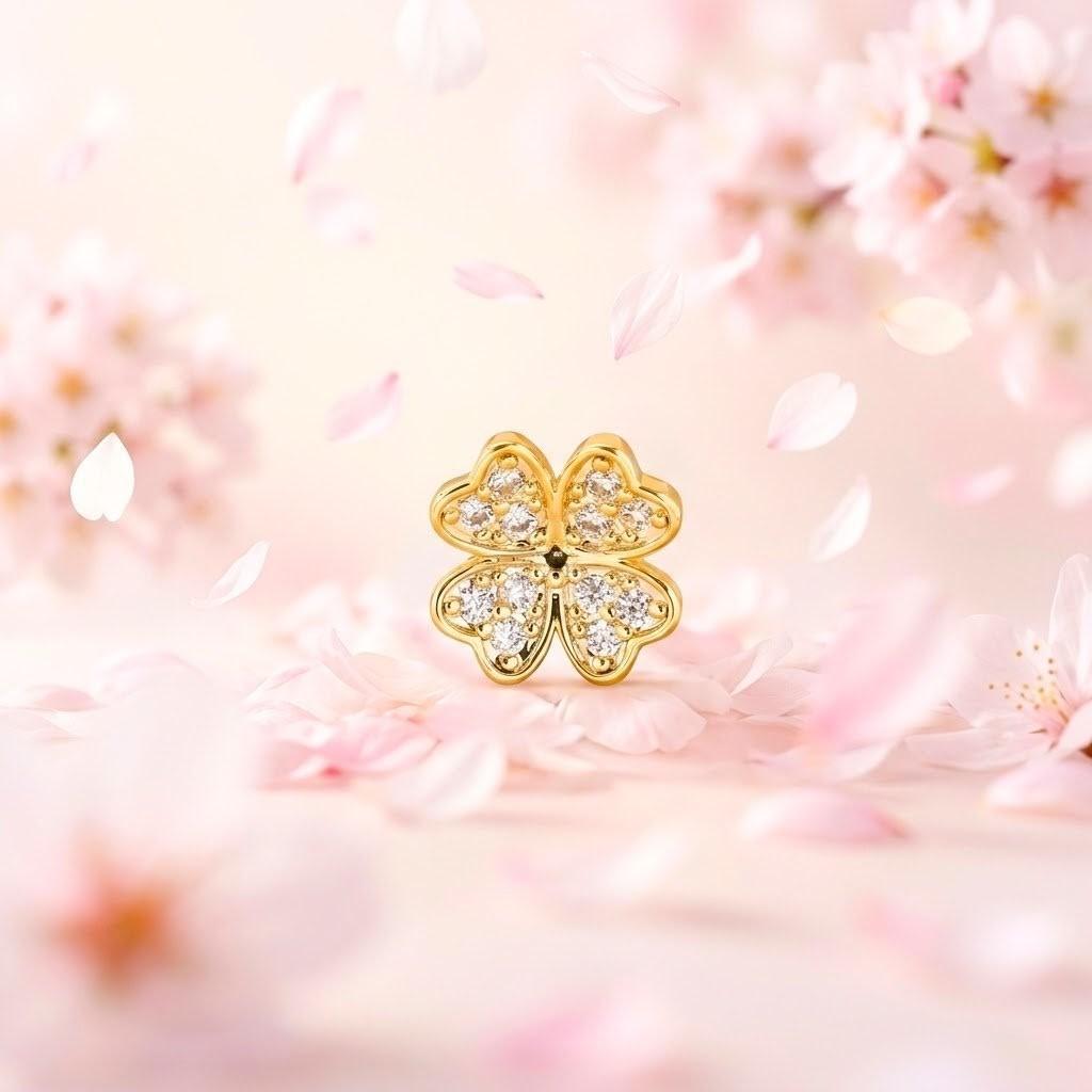 【桜ピアス】小ぶり 花モチーフ イヤーボーンスタッドピアス　ゴールド キラキラ ビジュー 春アクセサリー1枚目の画像