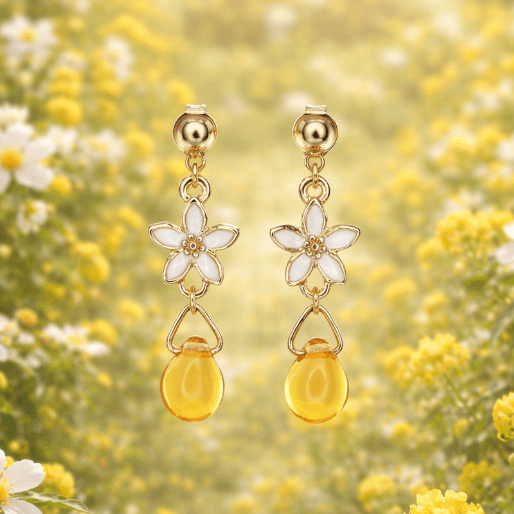 レモンの花ピアス｜白い小花とハニードロップの揺れるピアス｜春夏アクセサリー・ナチュラル・大人可愛い1枚目の画像