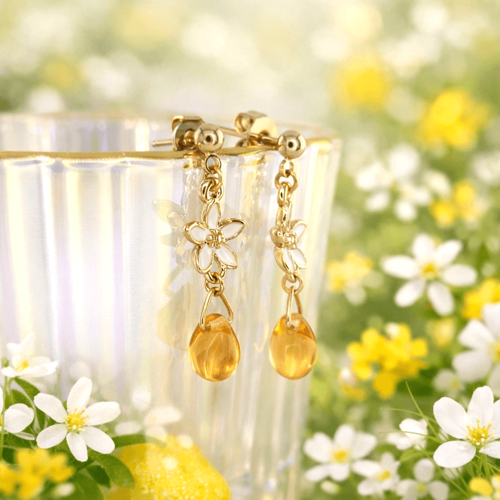 レモンの花ピアス｜白い小花とハニードロップの揺れるピアス｜春夏アクセサリー・ナチュラル・大人可愛い | 2枚目