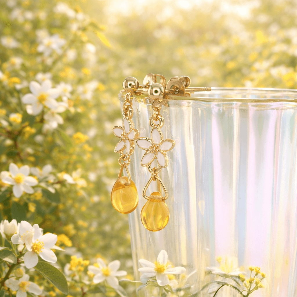 レモンの花ピアス｜白い小花とハニードロップの揺れるピアス｜春夏アクセサリー・ナチュラル・大人可愛い | 3枚目