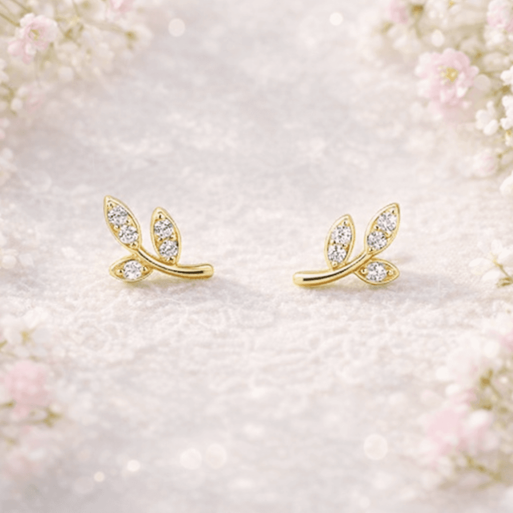 普段使いしやすい 小さめ ピアス リーフ 樹脂キャッチ付 ビジュー ゴールド  華奢 シンプル  小ぶり 大人可愛い1枚目の画像