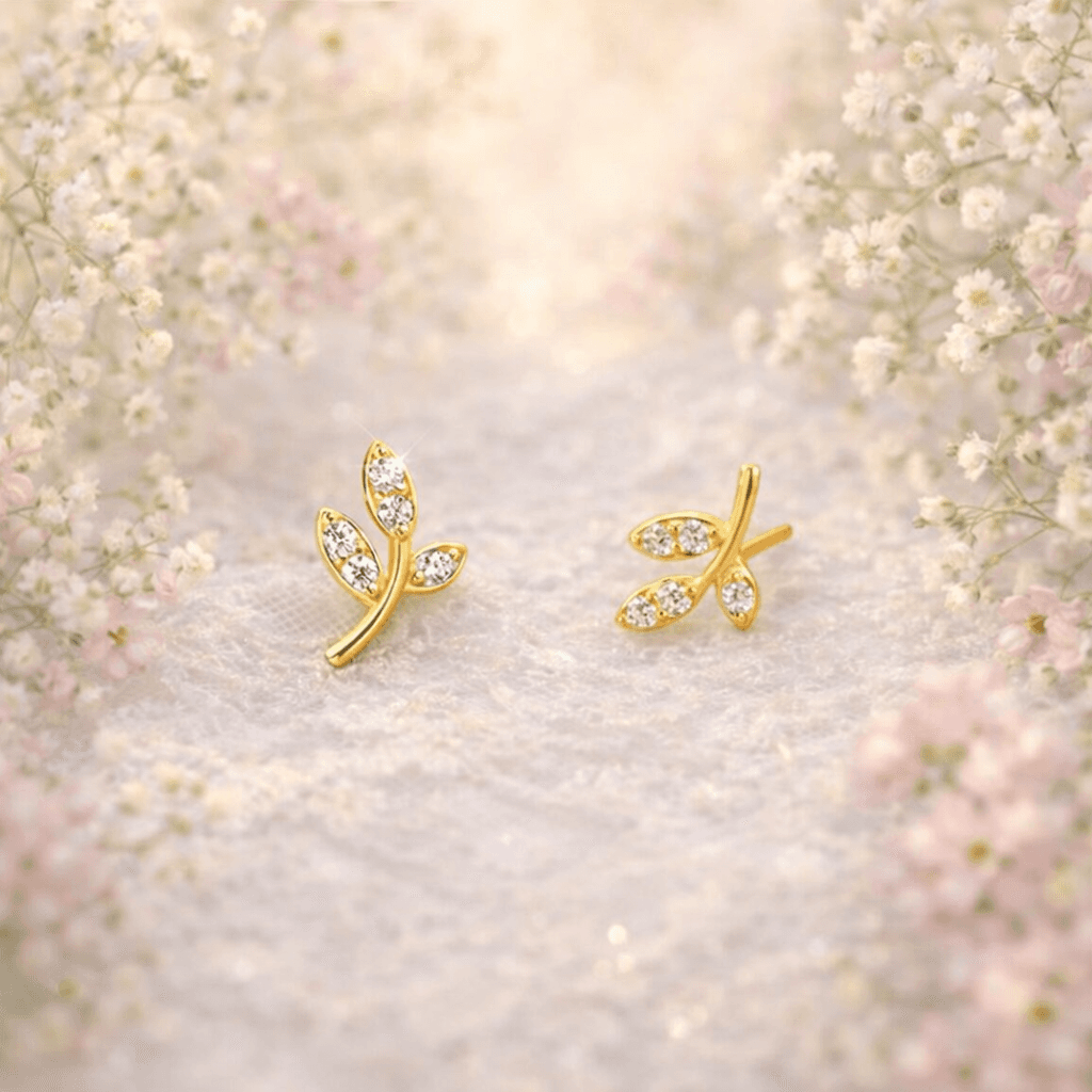 普段使いしやすい 小さめ ピアス リーフ 樹脂キャッチ付 ビジュー ゴールド  華奢 シンプル  小ぶり 大人可愛い | 2枚目