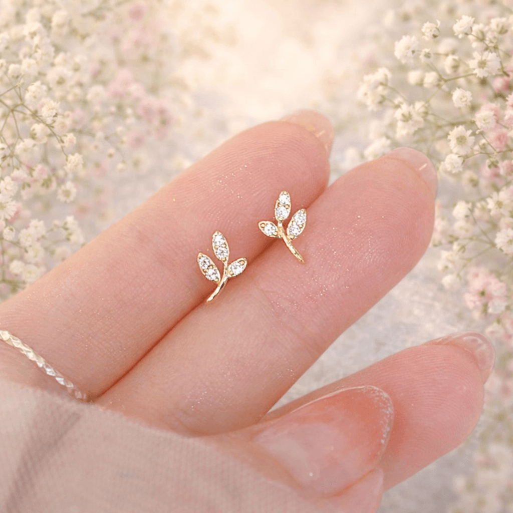 普段使いしやすい 小さめ ピアス リーフ 樹脂キャッチ付 ビジュー ゴールド  華奢 シンプル  小ぶり 大人可愛い | 3枚目