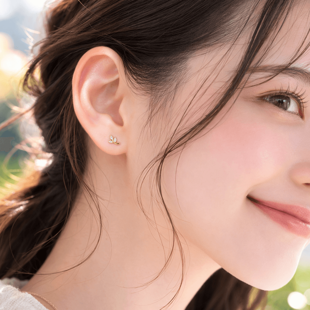 普段使いしやすい 小さめ ピアス リーフ 樹脂キャッチ付 ビジュー ゴールド  華奢 シンプル  小ぶり 大人可愛い | 4枚目