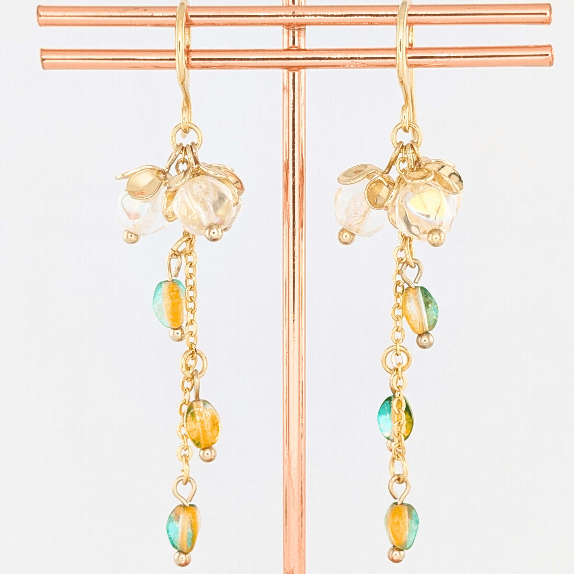 メタルフラワーとチェコビーズのお花ピアス1枚目の画像