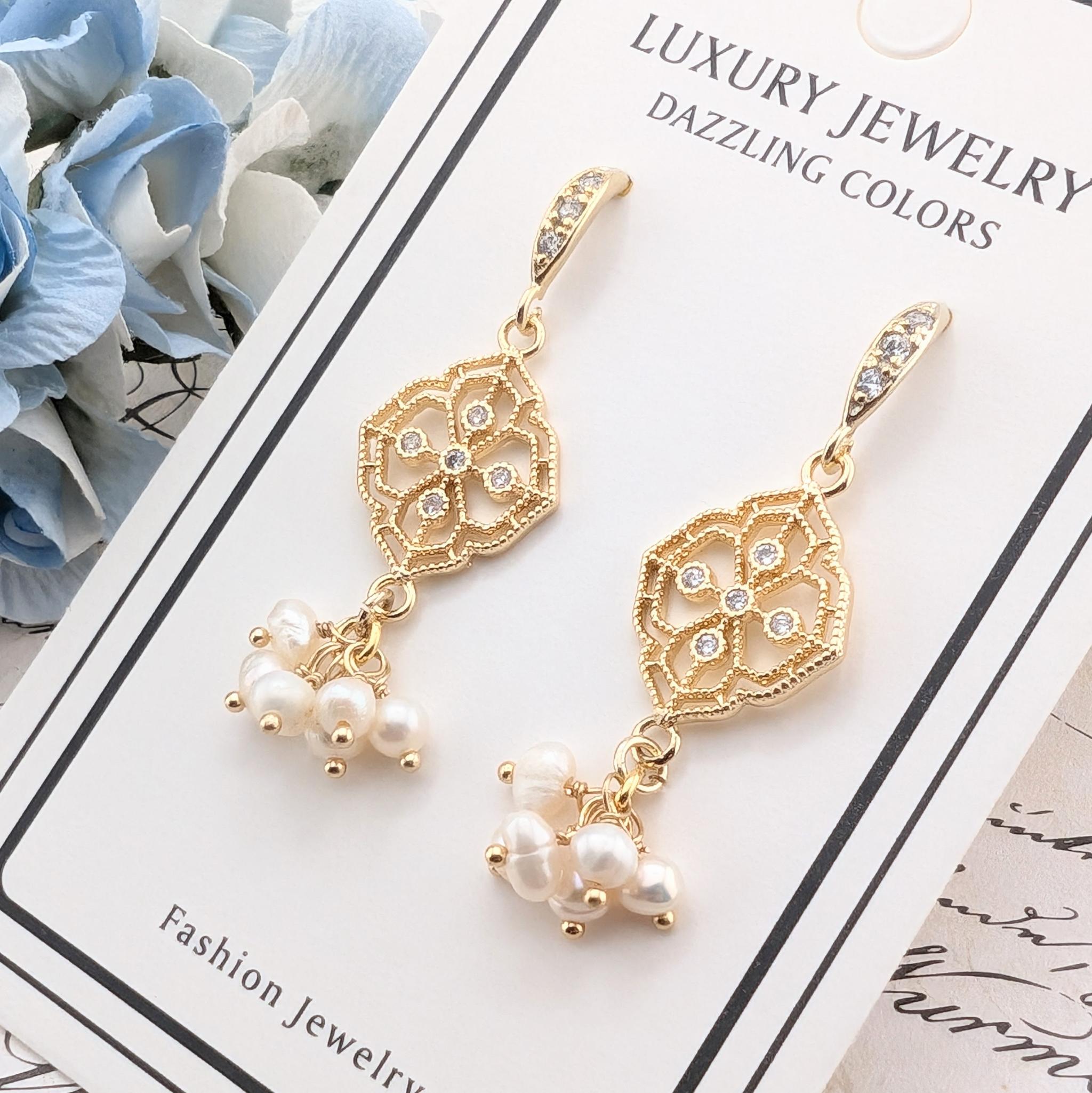 透かしの花模様と淡水パールのエレガントピアス　ゴージャス　おしゃれ1枚目の画像