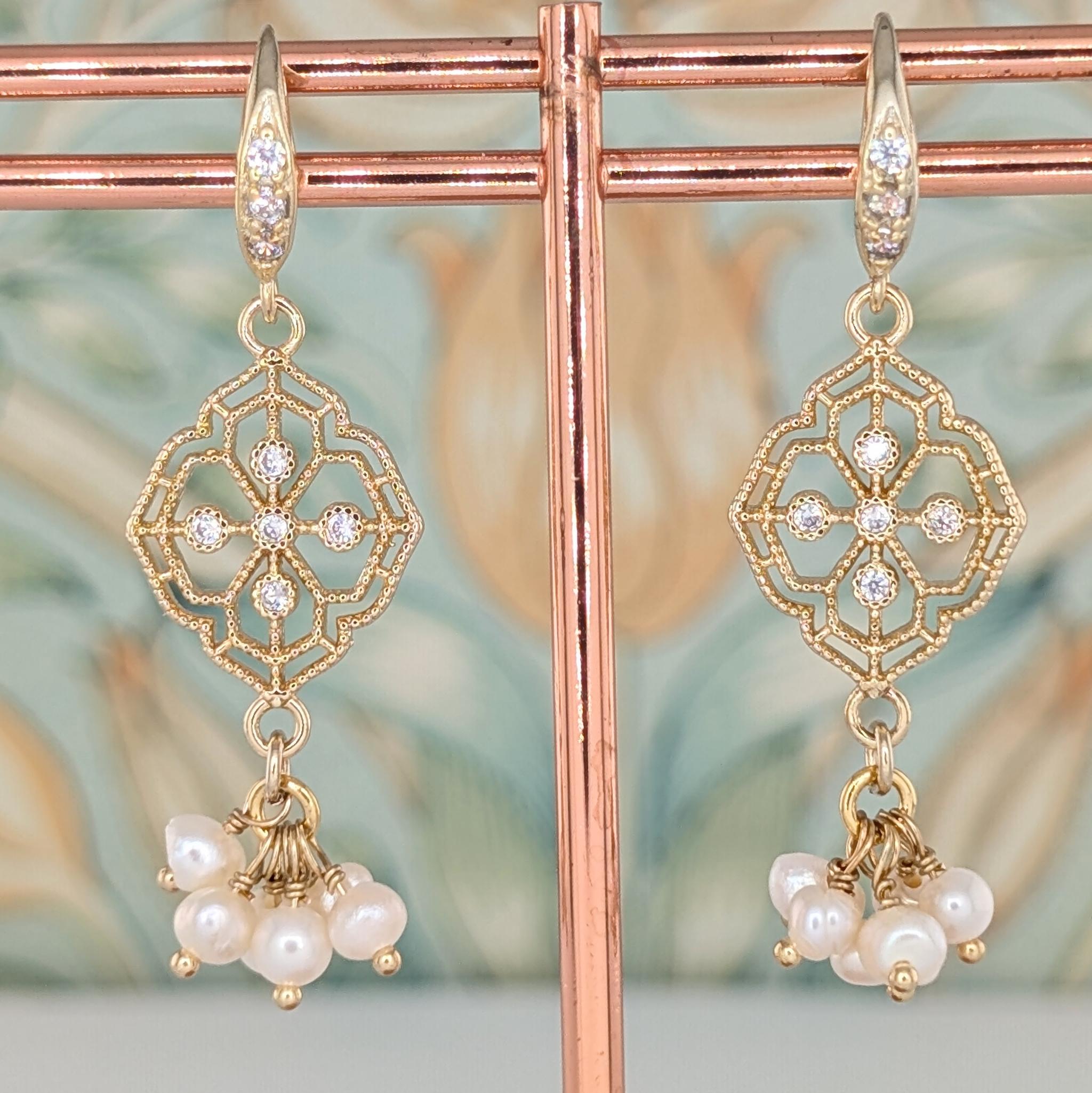 透かしの花模様と淡水パールのエレガントピアス　ゴージャス　おしゃれ | 2枚目