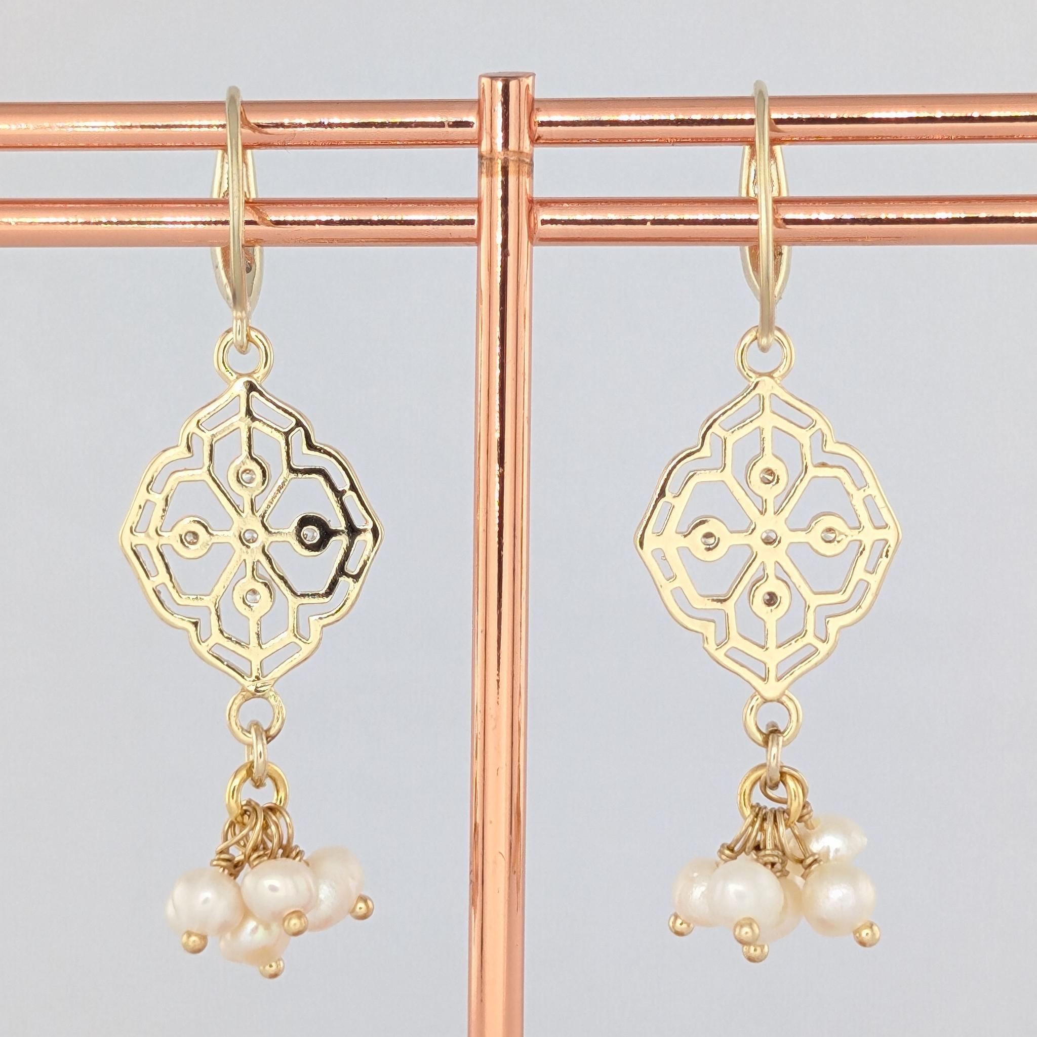 透かしの花模様と淡水パールのエレガントピアス　ゴージャス　おしゃれ | 5枚目