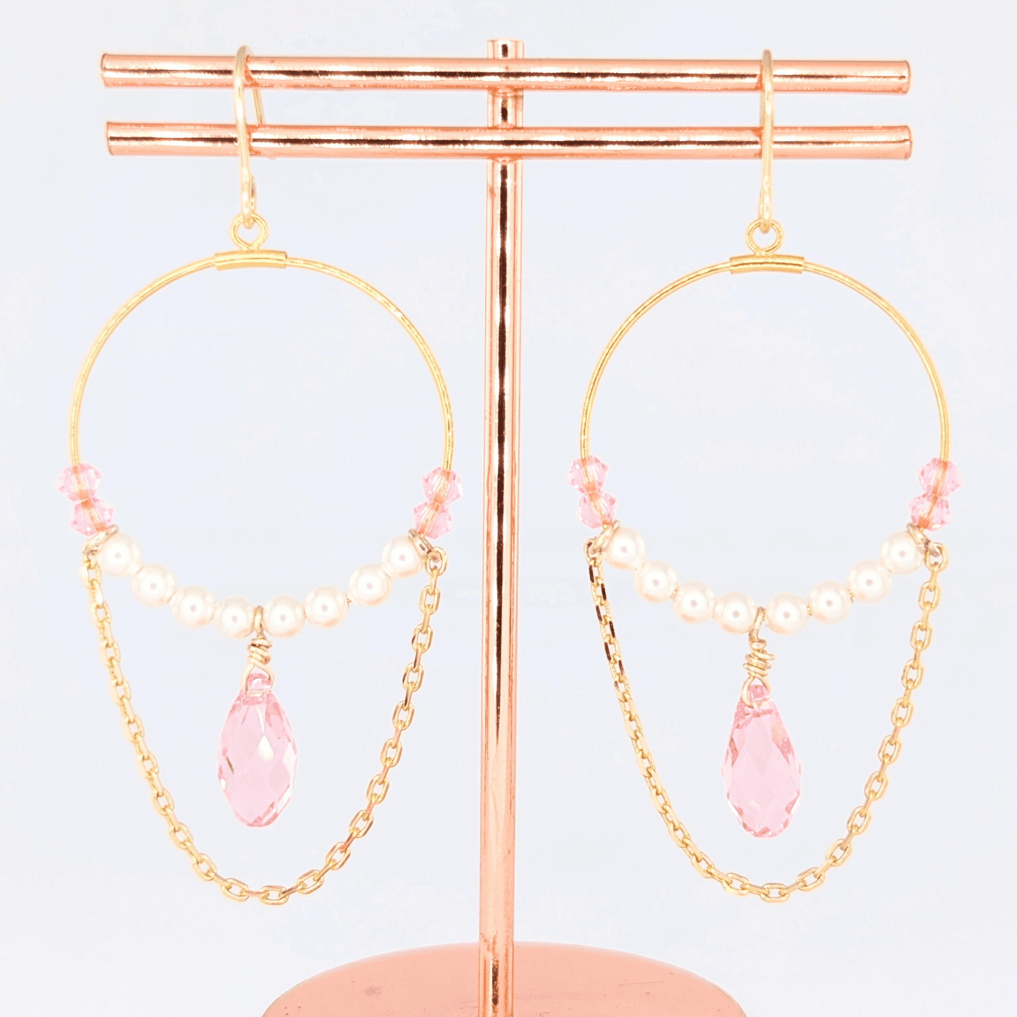 ピンククリスタルとパールの優雅なドロップフープピアス1枚目の画像