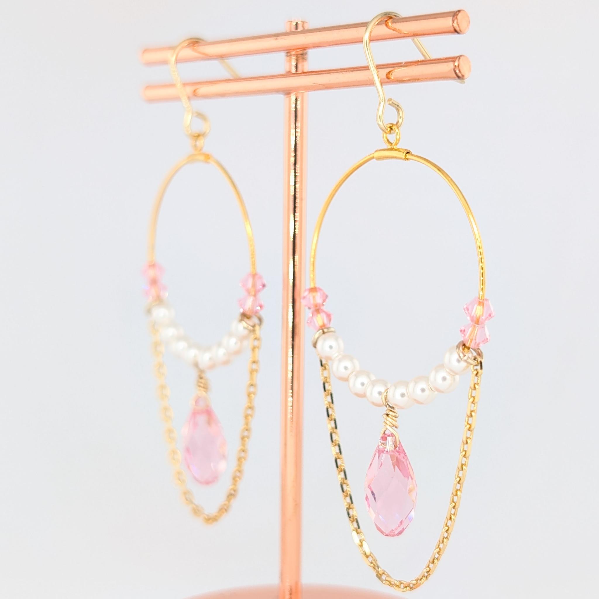 ピンククリスタルとパールの優雅なドロップフープピアス | 2枚目