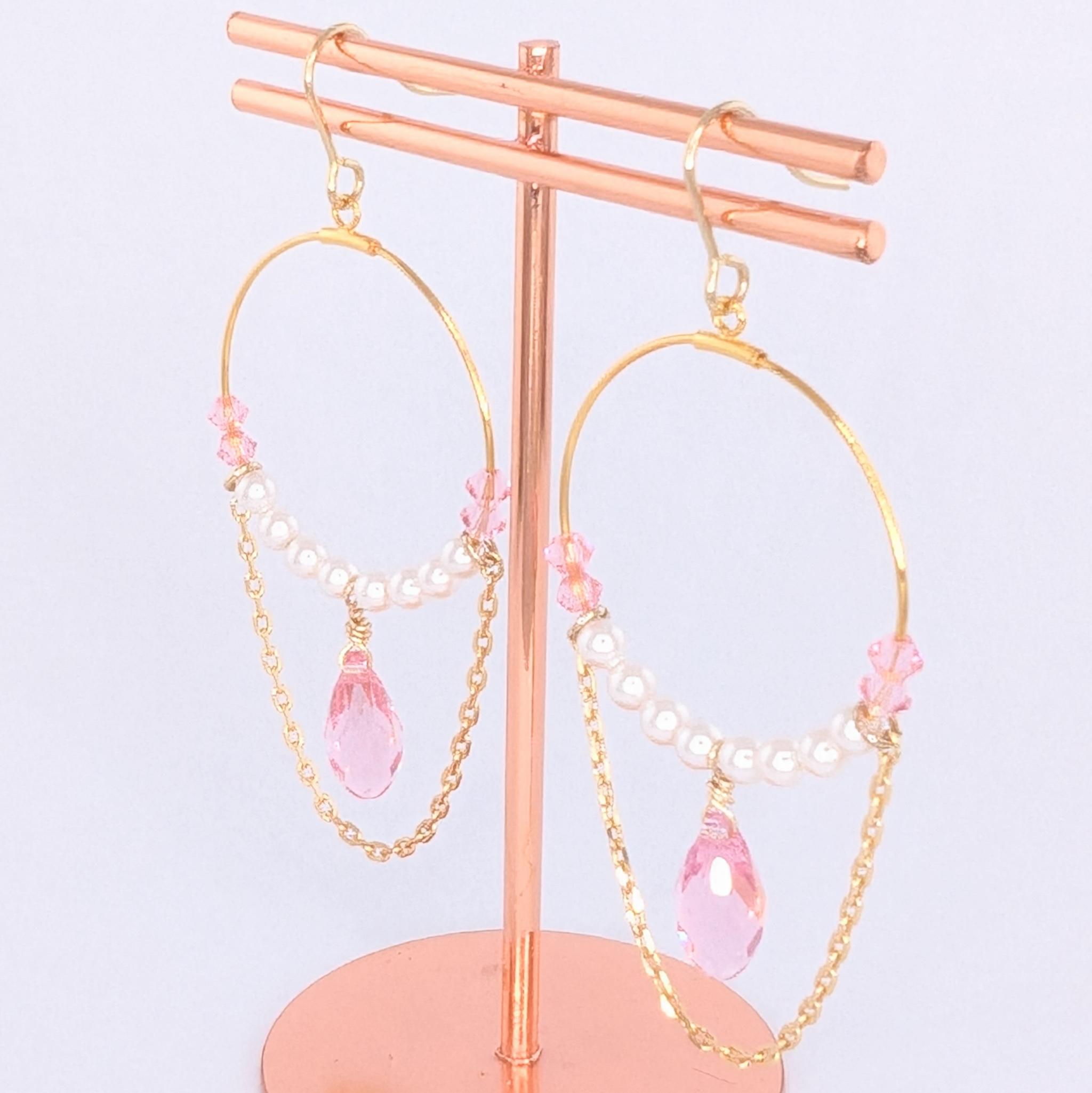 ピンククリスタルとパールの優雅なドロップフープピアス | 4枚目