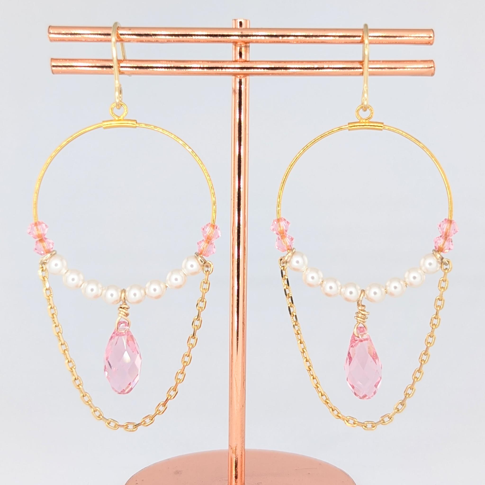 ピンククリスタルとパールの優雅なドロップフープピアス | 5枚目
